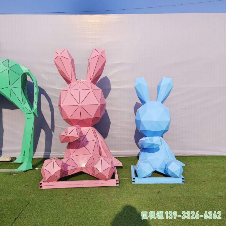 彩绘兔子户外不锈钢雕塑