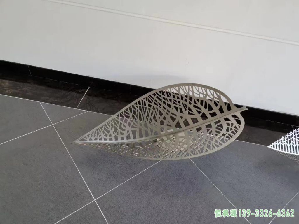 城市镂空树叶不锈钢雕塑