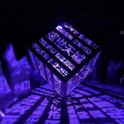 魔方小区不锈钢雕塑